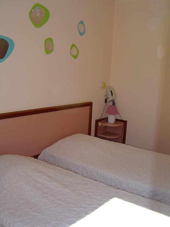Le Magiot Otel Montliot-et-Courcelles Oda fotoğraf