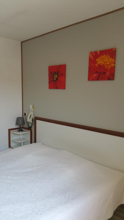 Le Magiot Otel Montliot-et-Courcelles Oda fotoğraf